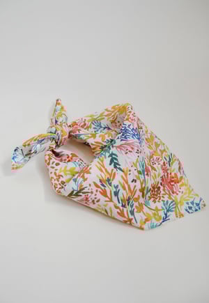 Image of PAÑUELO DE SEDA CLARITA antes 44.95€ ahora 31€