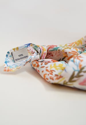 Image of PAÑUELO DE SEDA CLARITA antes 44.95€ ahora 31€