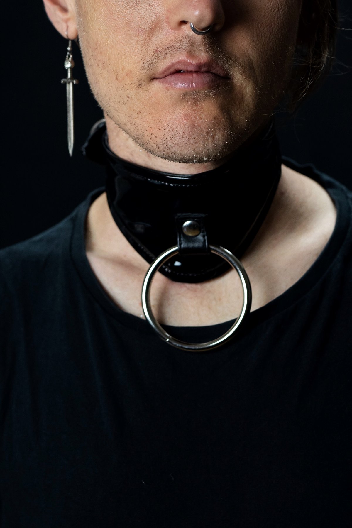 Bettie collar high shine PVC