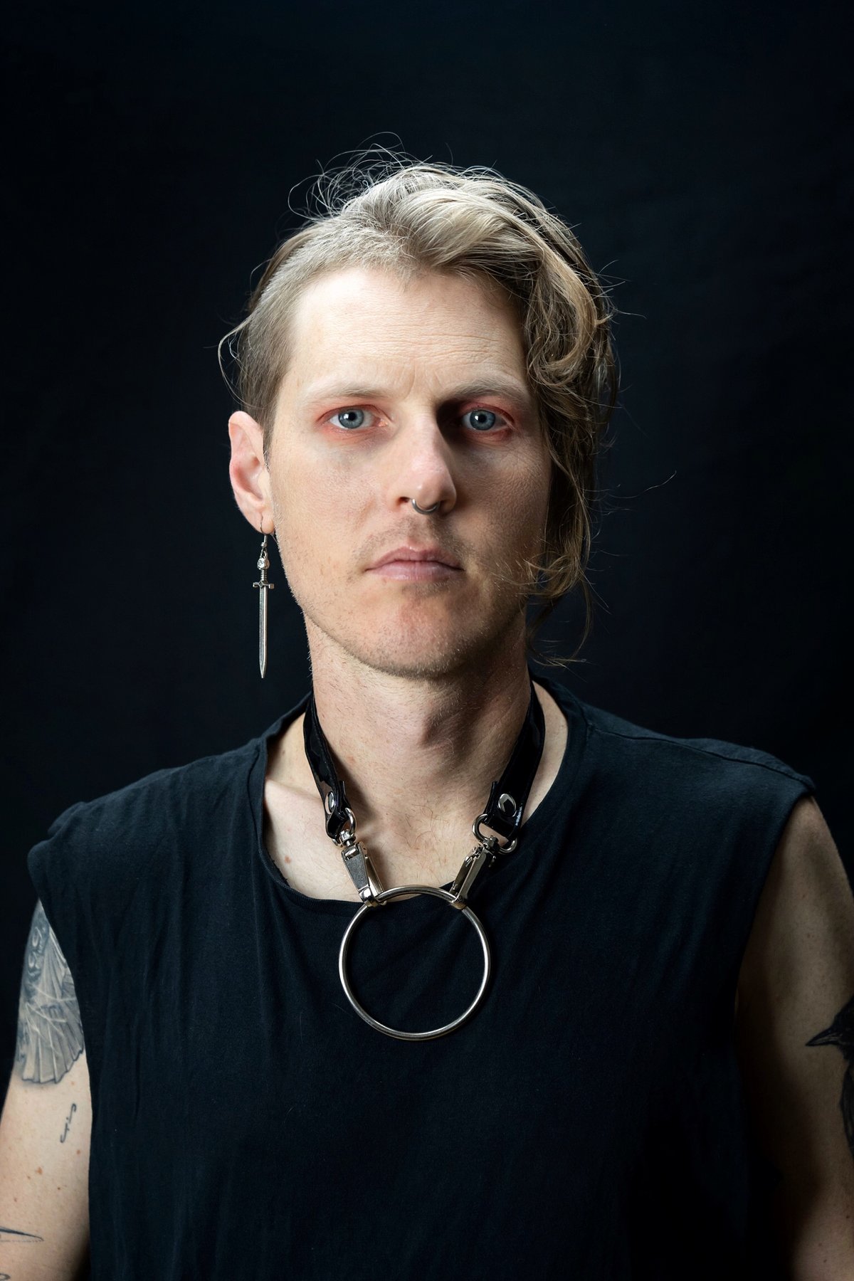 Clip necklace in high shine PVC with big ring.