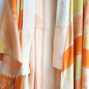 Image of Changerende silke kimono med hvide blomster tryk - vendbar