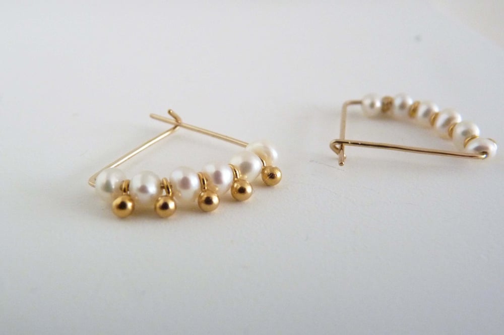 Six pearl earrings / Cinq