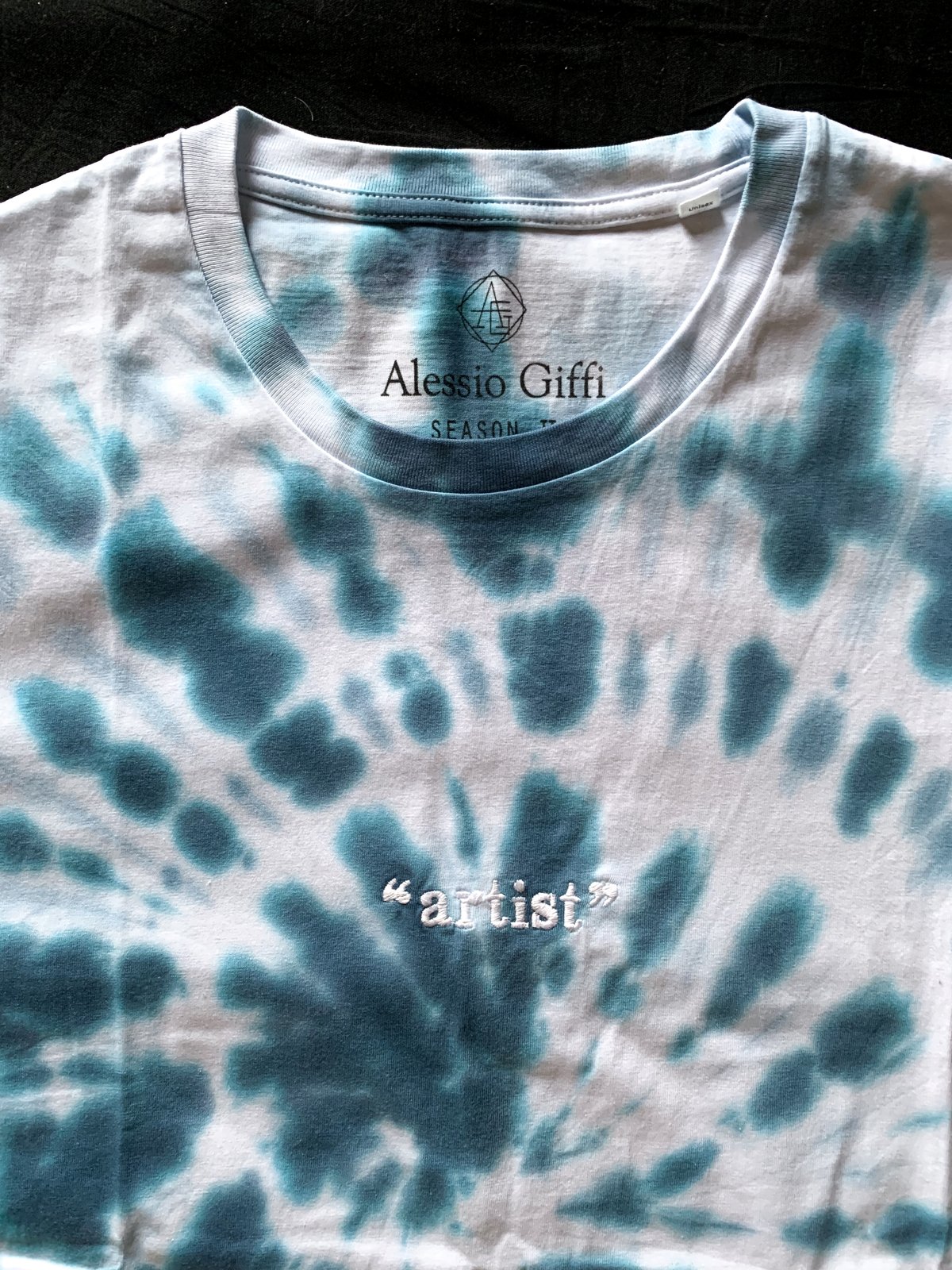 Image of TIE DYE "artist" TEE - Glow in the dark Lightblue & White