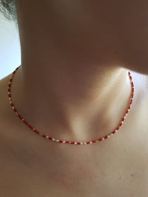 Image of Paula. Collar corto con abalorios de colores de cristal japonés.