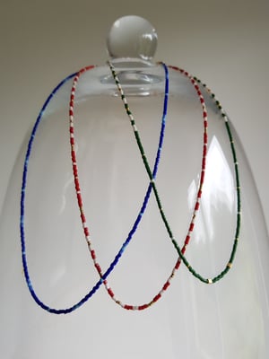 Image of Paula. Collar corto con abalorios de colores de cristal japonés.