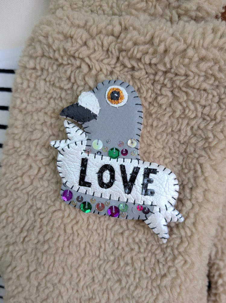 Image of Pigeon Love Brooch