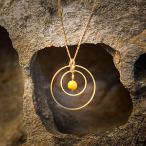 Image of Luisa. Collar largo en dorado con detalle de piedra semipreciosa.