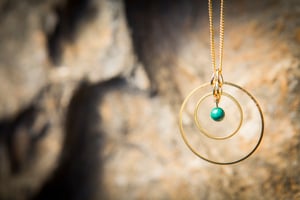 Image of Luisa. Collar largo en dorado con detalle de piedra semipreciosa.