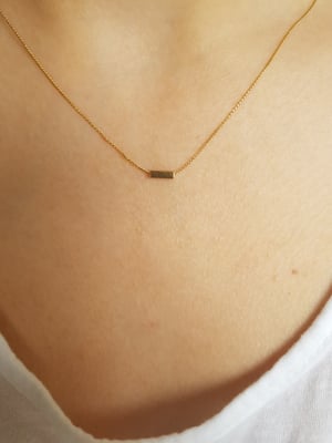 Image of Little. Collar con pequeño detalle de encanto.