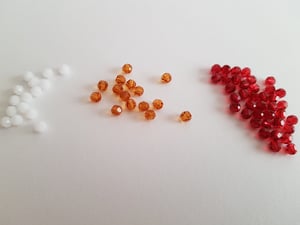 Image of Olivia. Collar muy largo con cadena fina, detalle de medalla dorada y cuenta de cristal de Swarovski