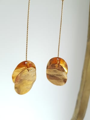 Image of Pendientes Olivia. Pendientes largos con detalles de medallas doradas y cuentas de cristal de Swarov