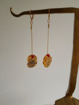 Image of Pendientes Olivia. Pendientes largos con detalles de medallas doradas y cuentas de cristal de Swarov