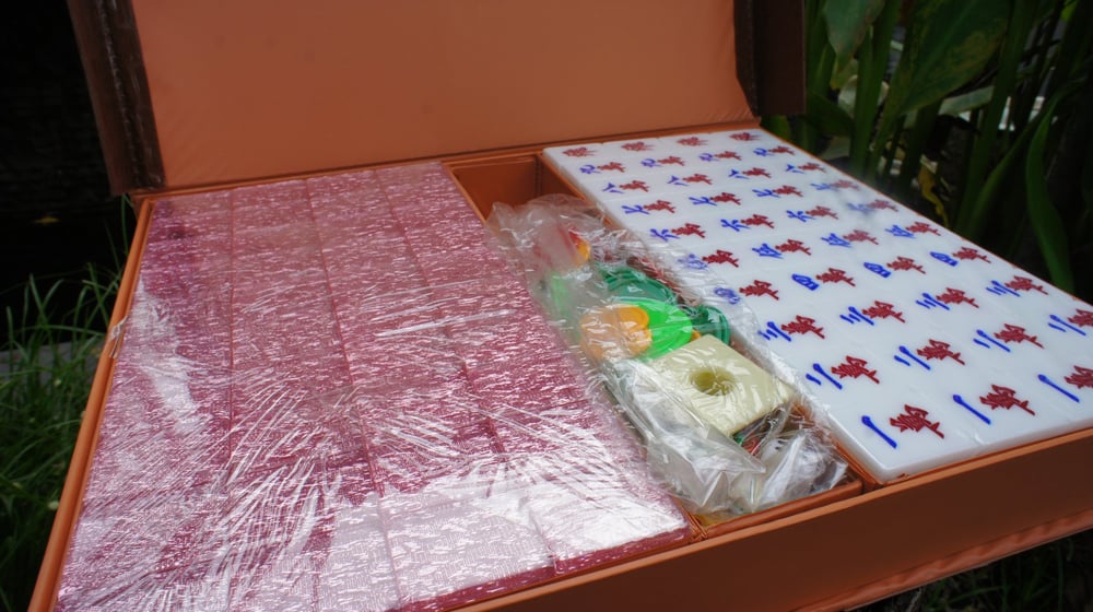 Image of A2 Crystal Pink Mahjong Set