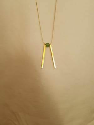 Image of Valentina (grande). Collar muy largo con detalle de piedra semipreciosa y charms en dorado.