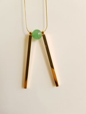 Image of Valentina (grande). Collar muy largo con detalle de piedra semipreciosa y charms en dorado.