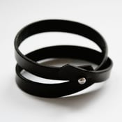 Image of Armband mit Kegelknopf