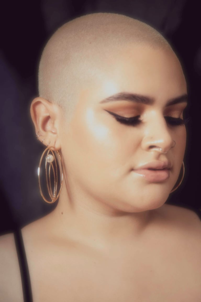 v hoop earrings Image 2