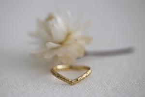 Image of 18ct gold 2mm horn texture wishbone ring