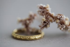 Image of 18ct gold 2.5mm 'Primavera' ring