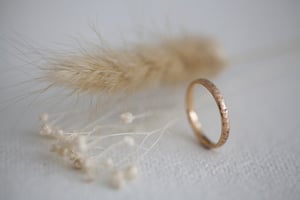 Image of 18ct rose gold 2mm horn texture ring