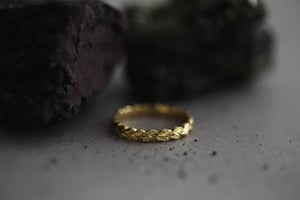 Image of 18ct gold 3mm laurel leaf carved ring
