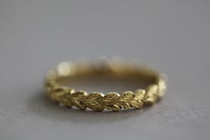 Image of 18ct gold 3mm laurel leaf carved ring
