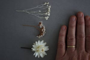 Image of 18ct gold 2.5mm laurel leaf carved ring