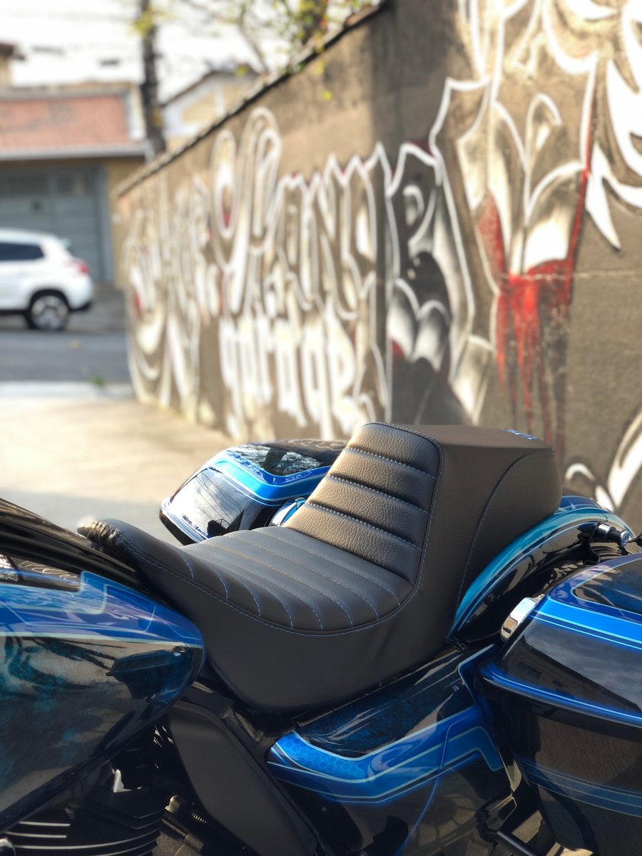 【レア】DYNAMITE CREW ソフテイル ローライダーシート dynamitecrew — Dynamite Crew Softail Fat Bob Squarebody Seat