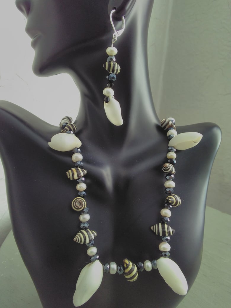 Image of BEEHIVE SHELLS NECKLACE SET