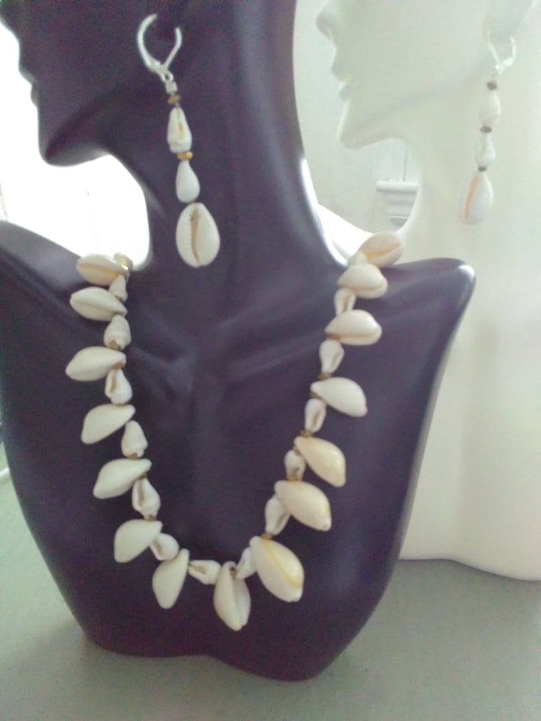 Image of COWRIE SHELL NECKLACE SET