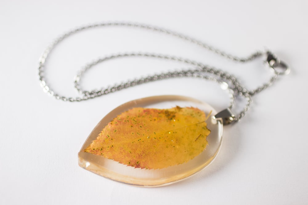 Image of Autumn Simple Leaf Pendant #4