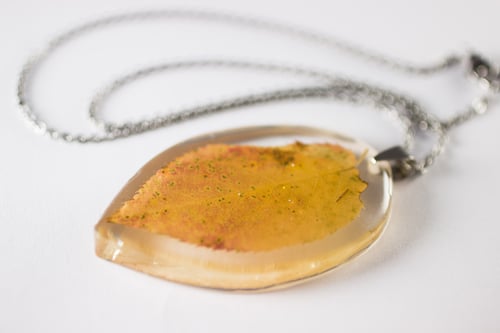 Image of Autumn Simple Leaf Pendant #4