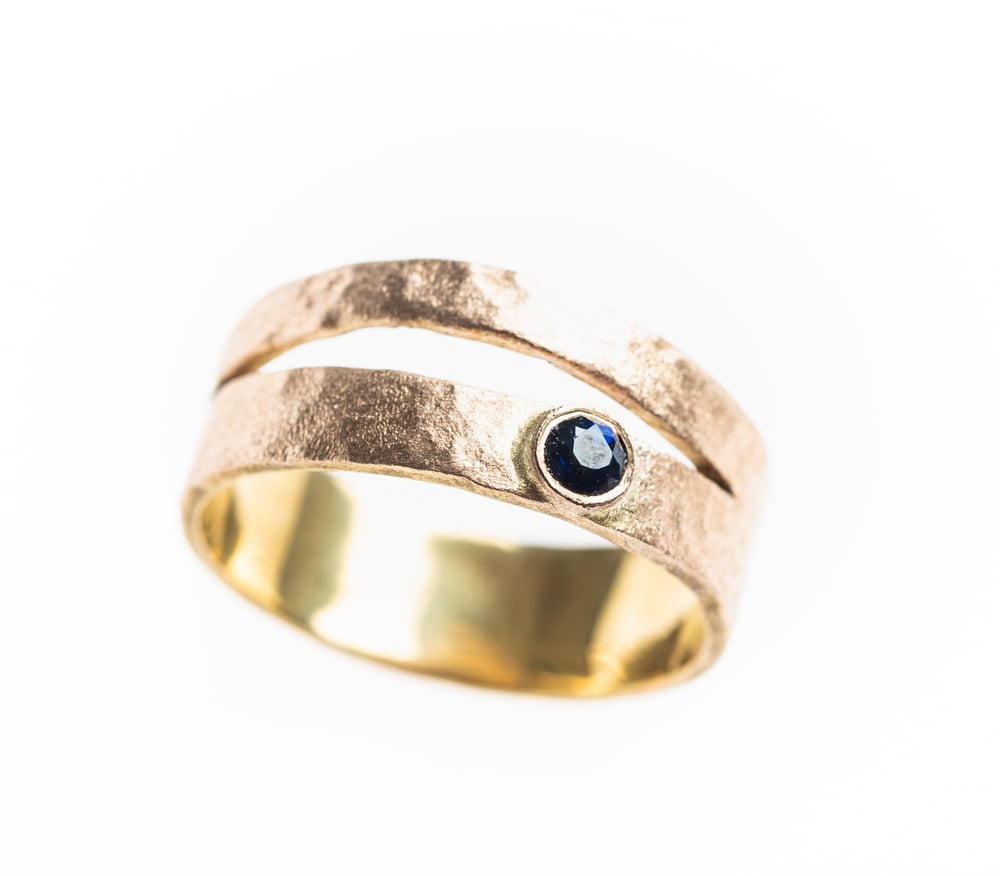 Image of Opengewerkte ring met saffier - trouwring
