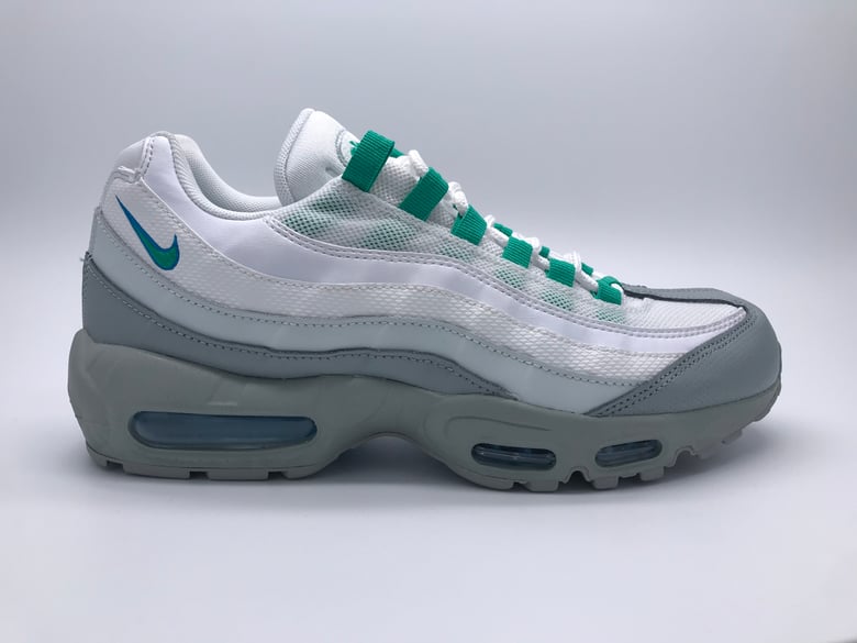 Image of NIKE AIR MAX 95 ESSENTIAL