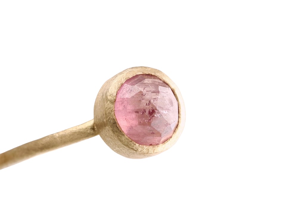 Image of Pink sapphire ring. 18k. Maui