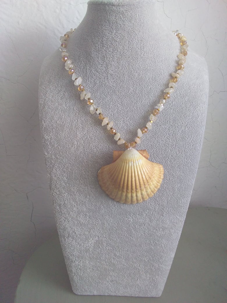 Image of MEXICAN DEEP SCALLOP SHELL NECKLACE SET