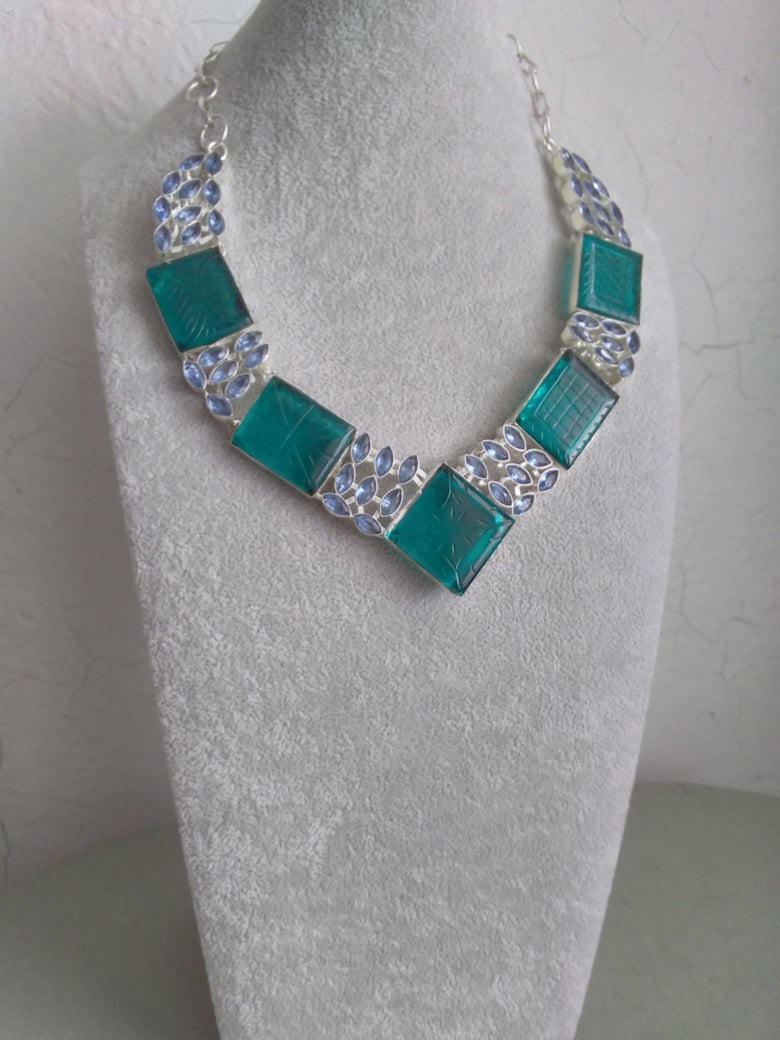 Image of GREEN CARVING GLASS NECKLACE