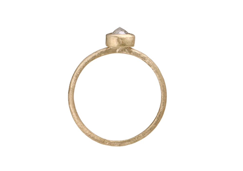 Image of Gray diamond engagement ring. Rustic. 18K. Cohete