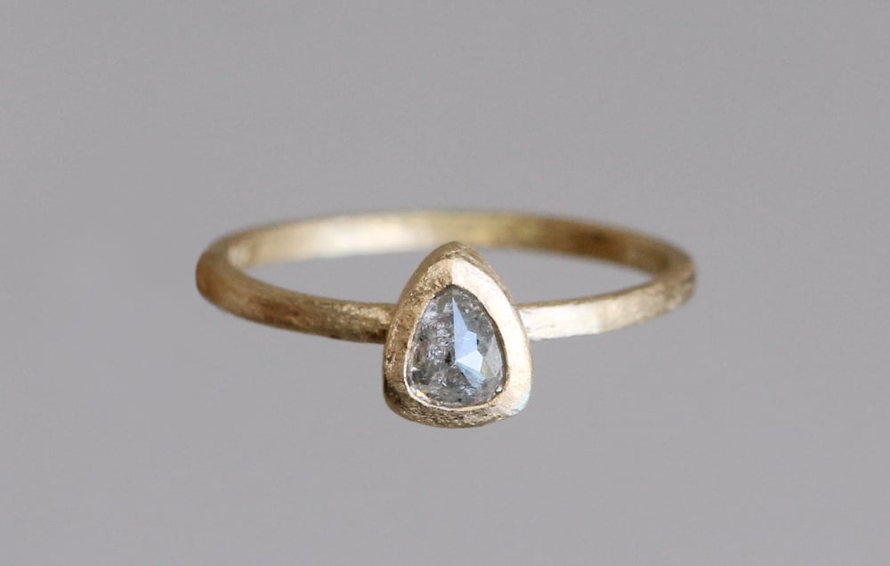 Image of Grey rose cut diamond engagement ring. 18K. Cohete