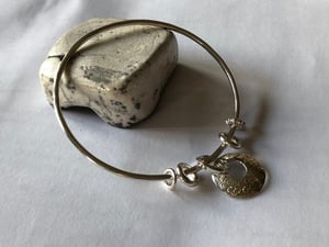 Small 1.8mm round bangle with charm and rings