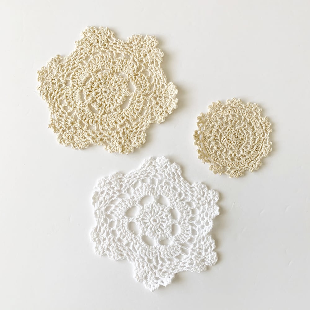Image of Scallop edge lace rug 