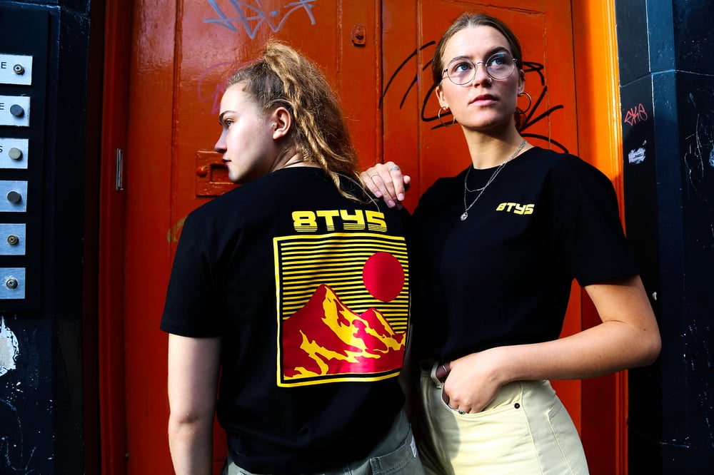 Image of ''RETRO SUNSET'' TEE IN BLACK