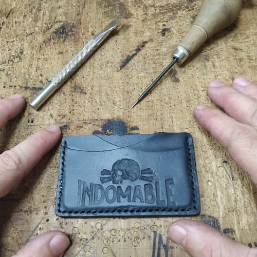 Image of "the cardholder" - Indomable