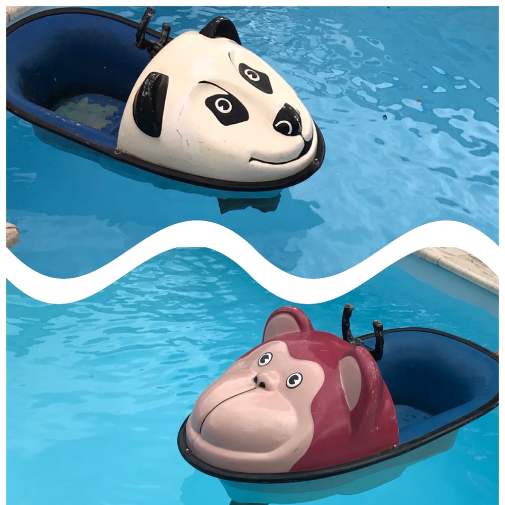 Image of Paire de petits bateaux de manège