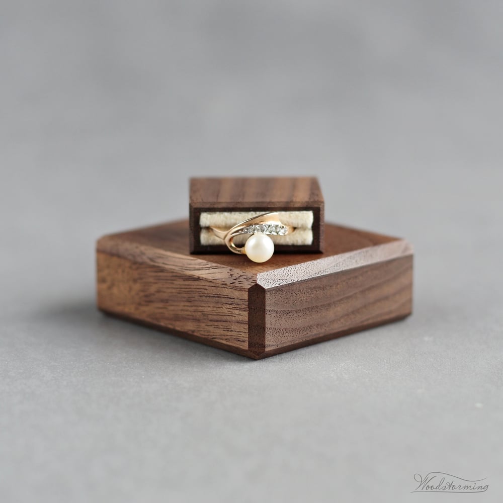 Image of Slim square proposal ring box 