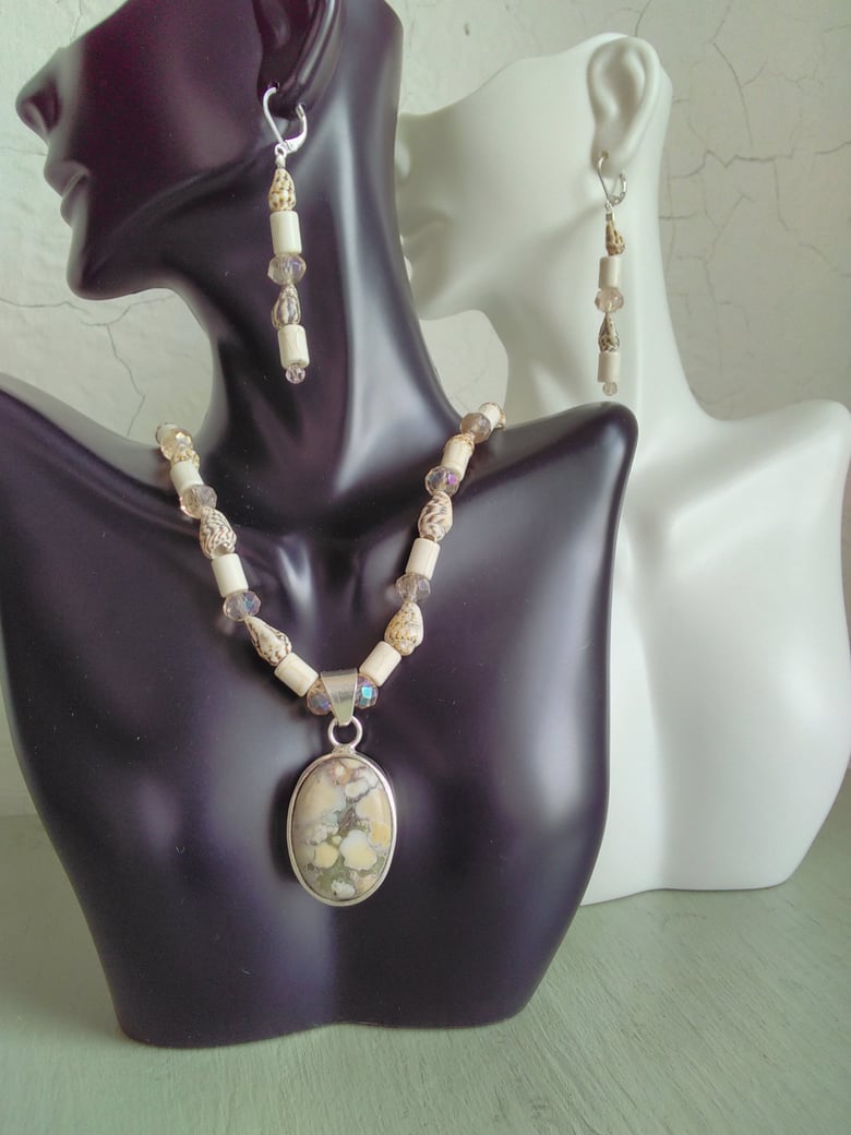 Image of MOOKITE PENDANT AND SHELLS NECKLACE SET