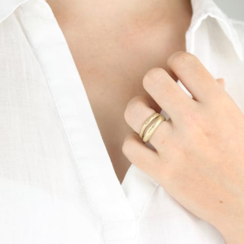 Image of THE MIDI ORGANIC RING IN GOLD