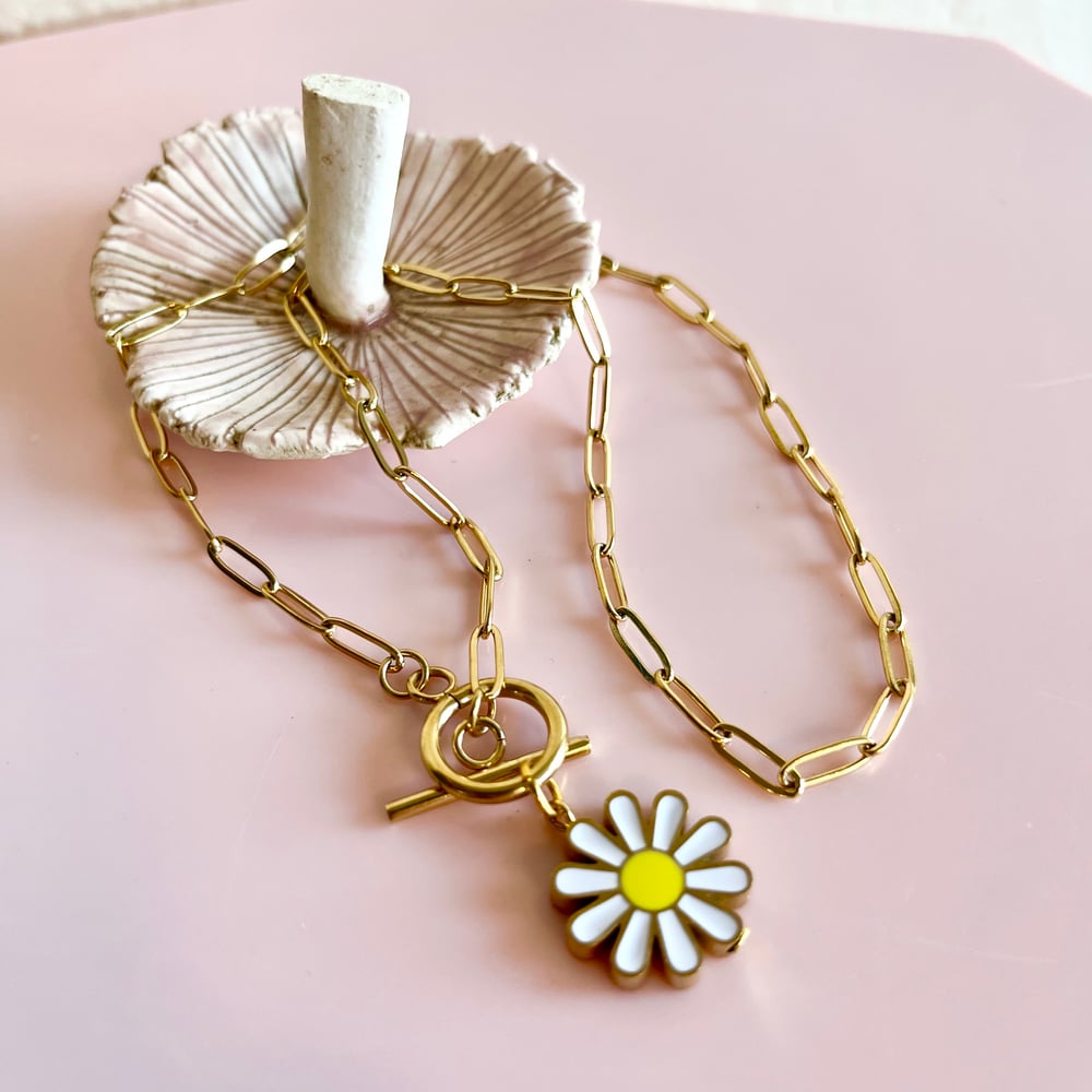 Image of Paperclip chain with Daisy