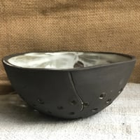 Image 4 of Draining bowl, black / white