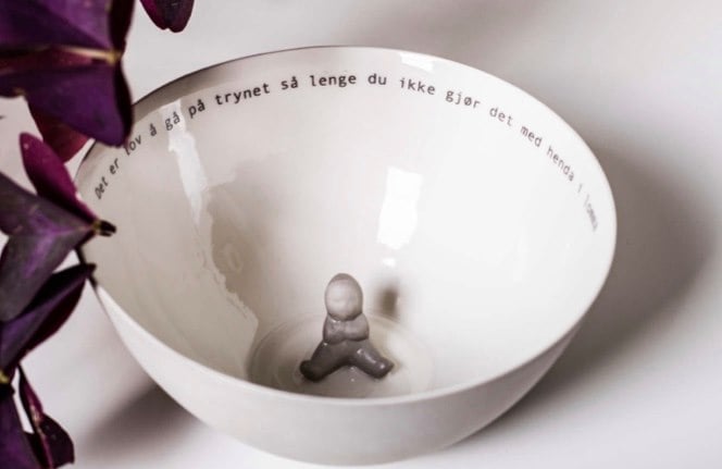 Image of Skål med tekst:"Det er lov å gå på trynet så lenge du ikke gjør det med henda i lomma"